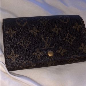 Louis Vuitton Wallet (100% AUTHENTIC)